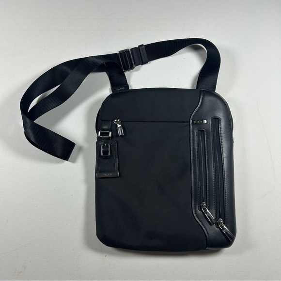 Men’s Tumi Black Arrive Mccarren Crossbody Bag Nylon Leather Zip-Top MSRP $349 - Picture 1 of 7